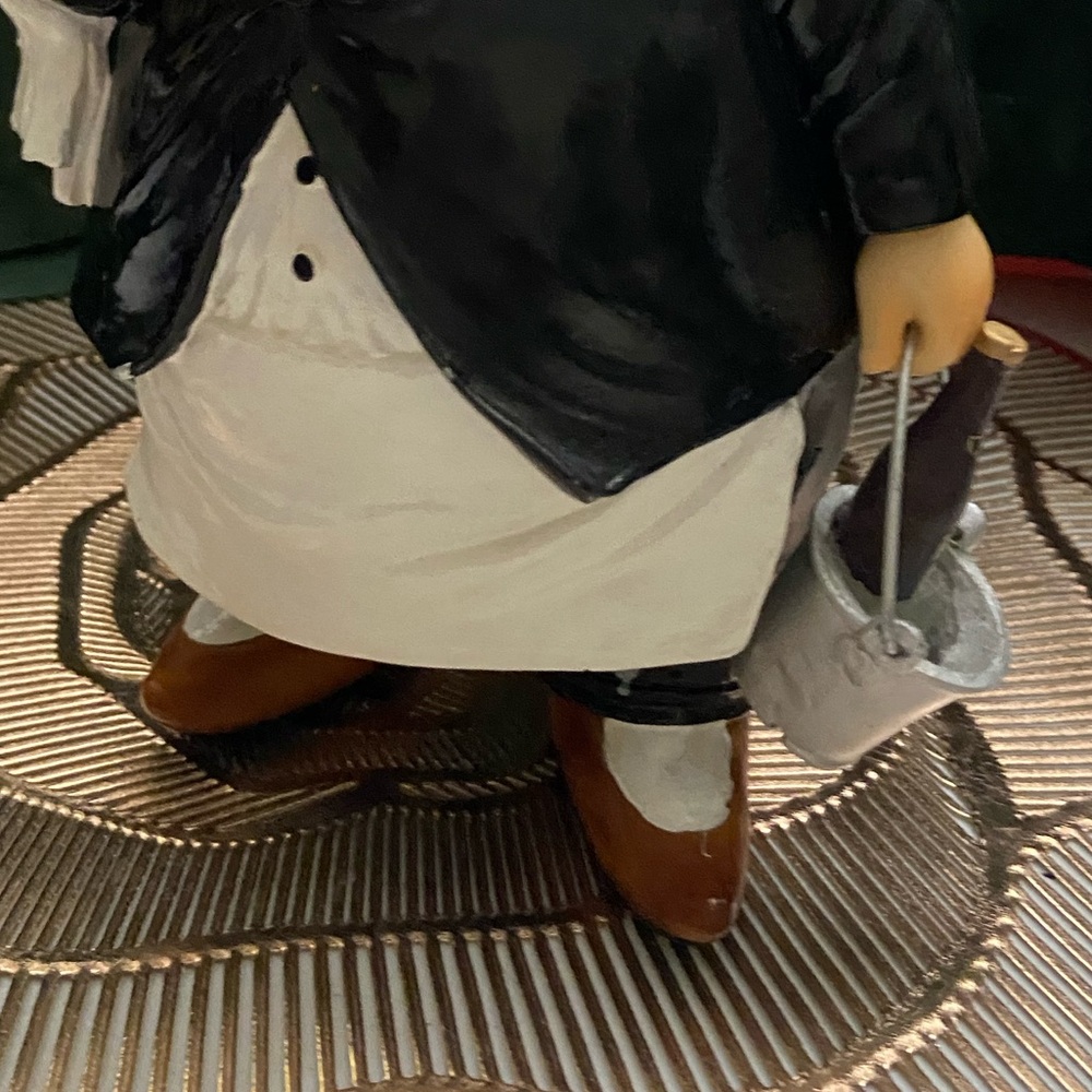 Portly Waiter Figurine - Picture 7 of 7